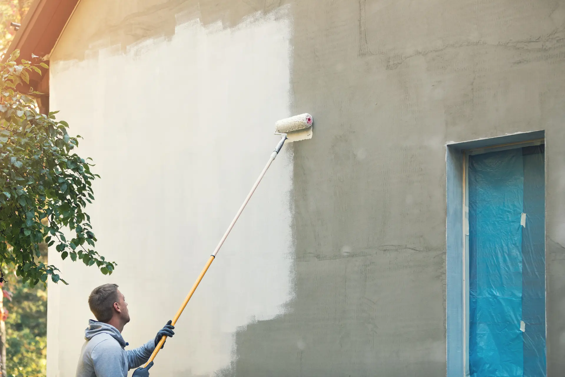 Pintor trabajando en una fachada en Torremolinos